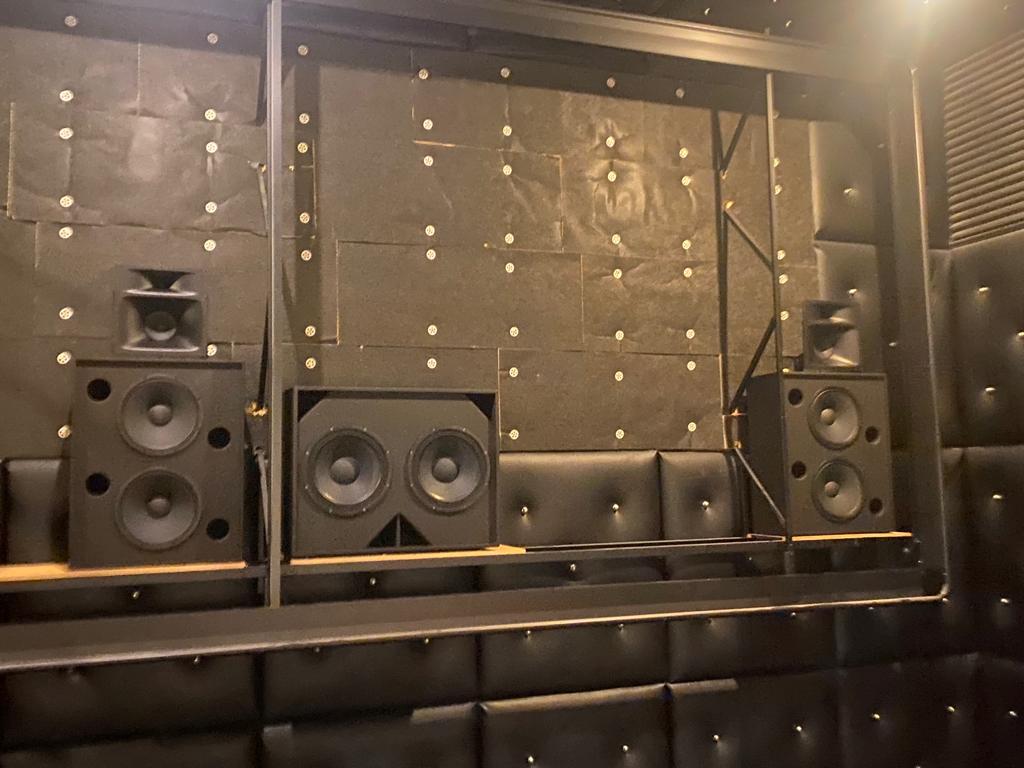 Professionele AV-installatie met inbouwluidsprekers — FixxHub.eu